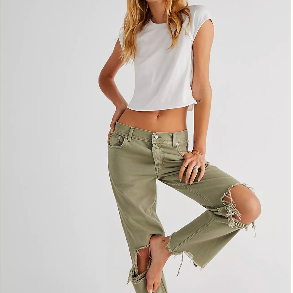 Free people mid rise distressed jean size 29